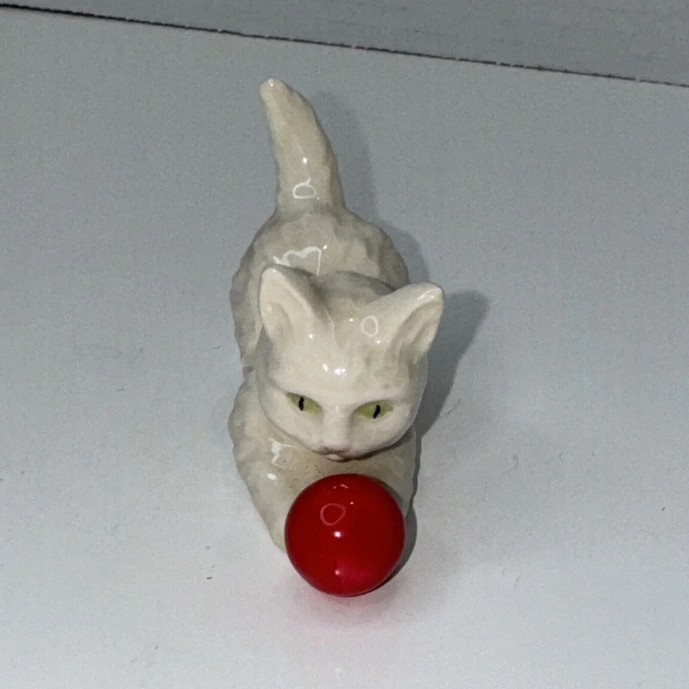 Goebel W.Germany White Cat‎ Kitten RED Ball 3